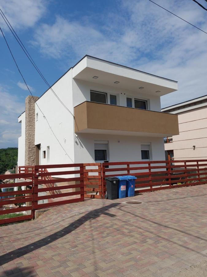 Fiesta Apartman Miskolc Buitenkant foto